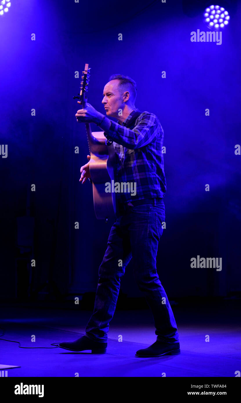 Ancien musicien Aztec Camera Roddy Frame effectue un set acoustique en solo au kiosque de Kelvingrove, Glasgow Banque D'Images
