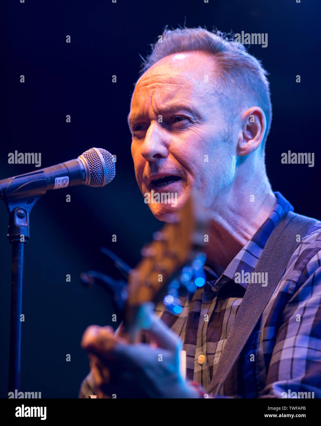 Ancien musicien Aztec Camera Roddy Frame effectue un set acoustique en solo au kiosque de Kelvingrove, Glasgow Banque D'Images