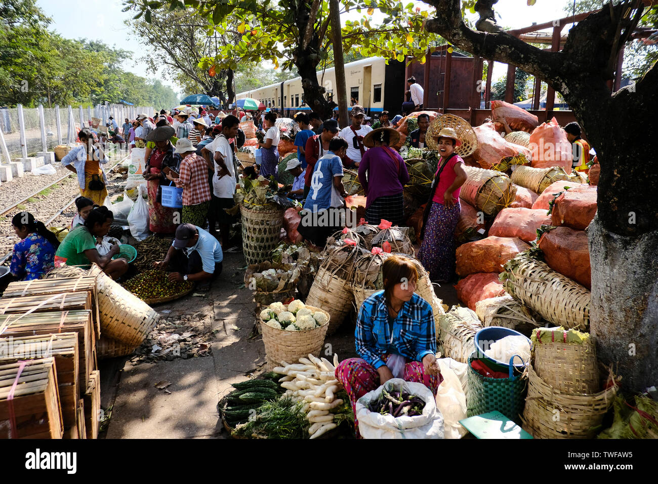 Les vendeurs de fruits et légumes commerce sur une gare. Banque D'Images