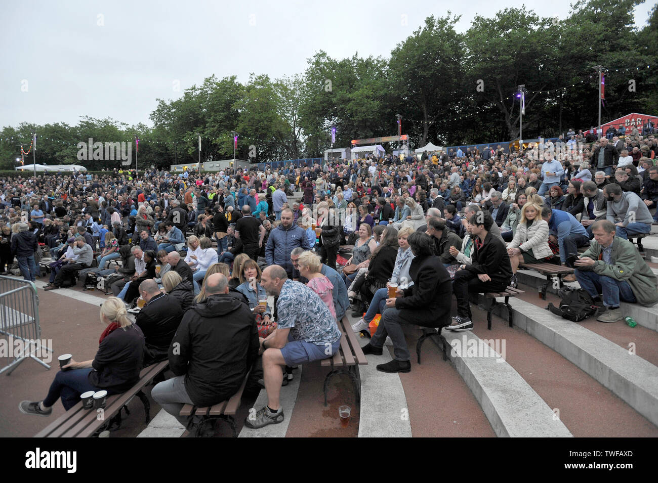 Ancien musicien Aztec Camera Roddy Frame effectue un set acoustique en solo au kiosque de Kelvingrove, Glasgow Banque D'Images