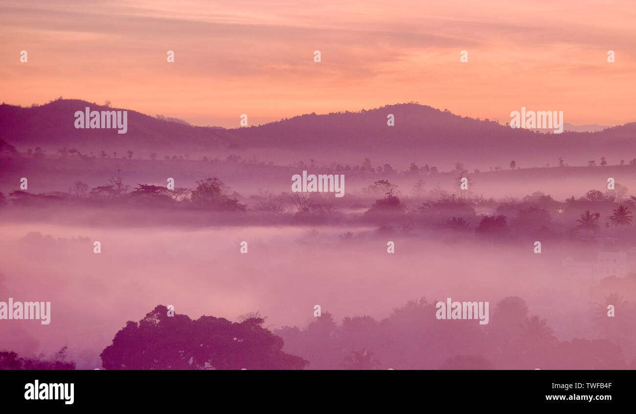 Misty aube sur Loikaw dans l'État de Kayah au Myanmar. Banque D'Images