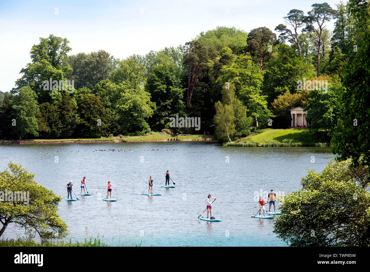 Paddleboarders à Chris Evan's Run Run Fest à Bowood House près de Chippenham UK Banque D'Images