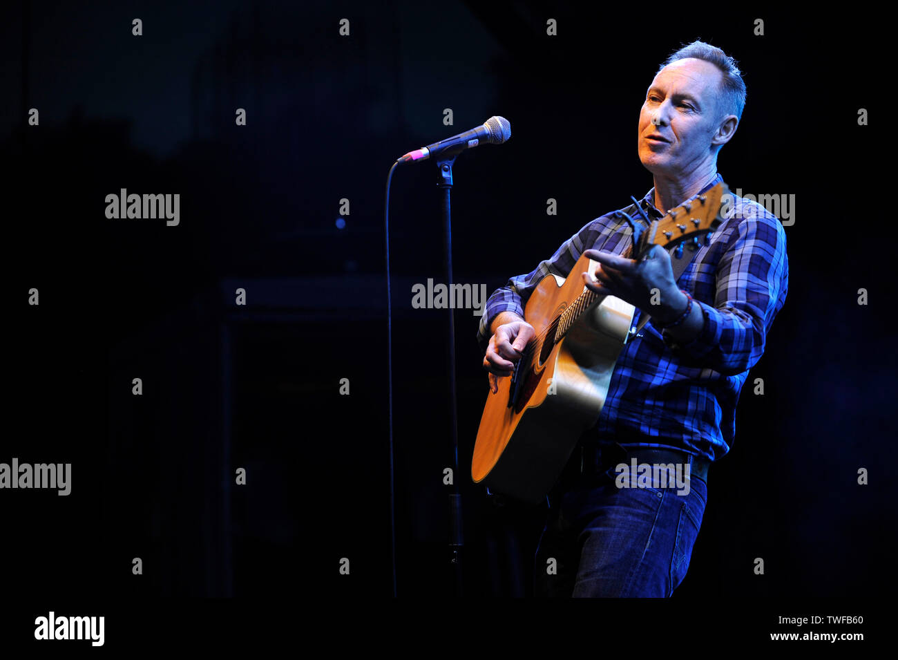 Ancien musicien Aztec Camera Roddy Frame effectue un set acoustique en solo au kiosque de Kelvingrove, Glasgow Banque D'Images