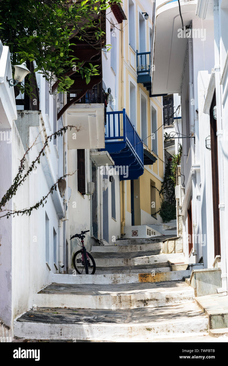 Une rue dans la ville de Skopelos, Sporades du Nord de la Grèce. Banque D'Images