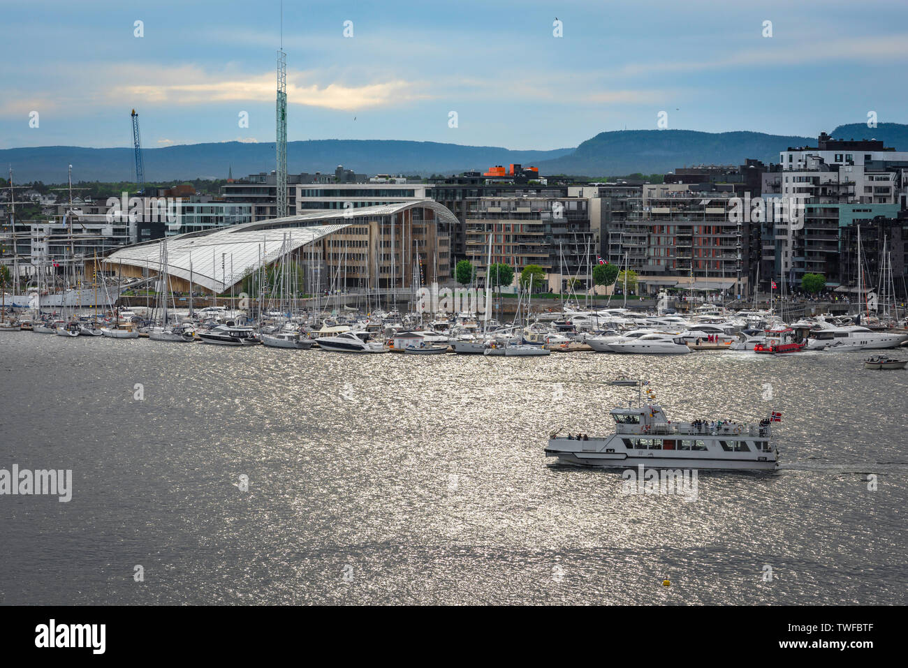Aker Brygge Oslo, vue d'un bateau navigant dans le port (Aker Brygge) d'Oslo, Norvège. Banque D'Images