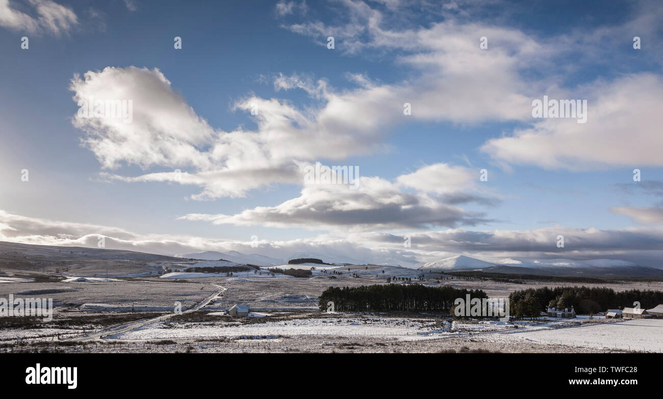 Vue sur les Braes d'Abernethy et les Cairngorms en Ecosse. Banque D'Images