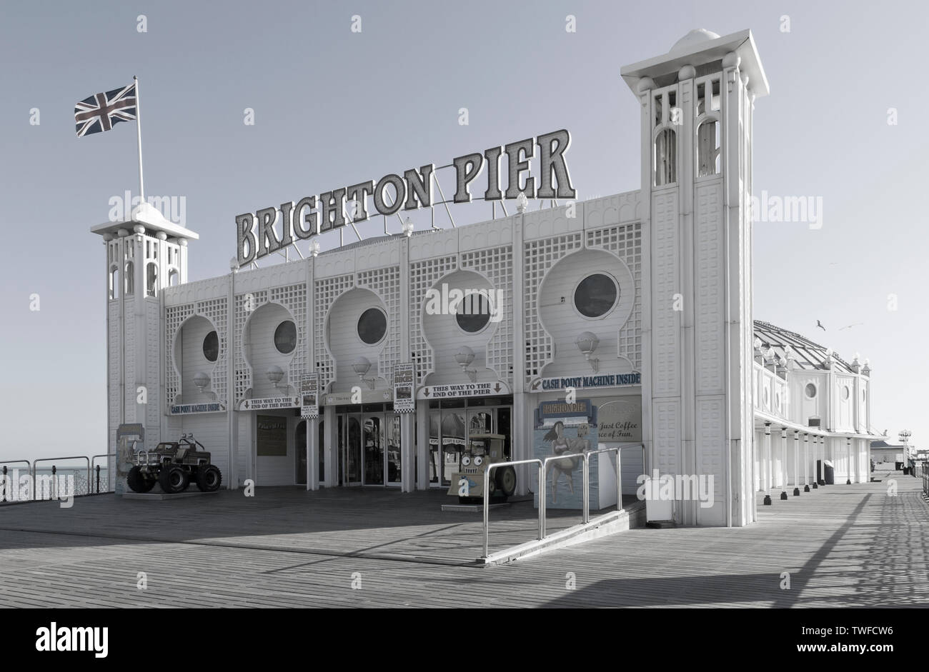 Désaturés vue de l'entrée de la jetée de Brighton montrant l'Union Jack et la signalisation. Banque D'Images