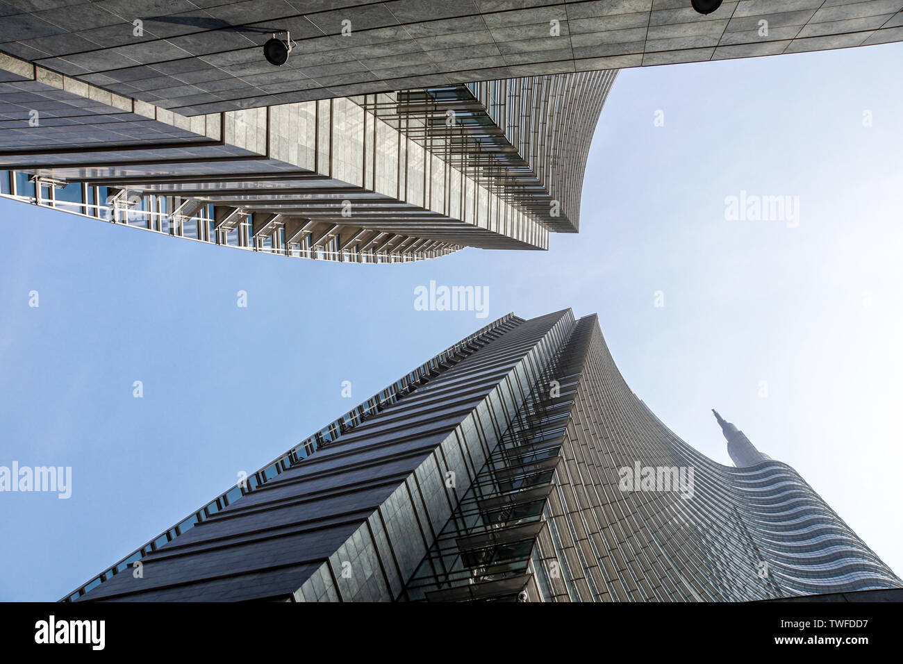 MILAN, ITALIE 4 MAI 2019 : Résumé de l'architecture moderne en verre gratte-ciel détail financier .Low angle shot de bâtiments en verre moderne et vert avec Banque D'Images