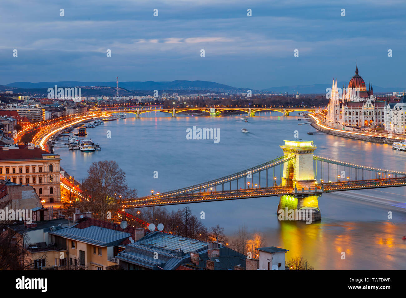 La nuit tombe sur le Danube à Budapest. Banque D'Images