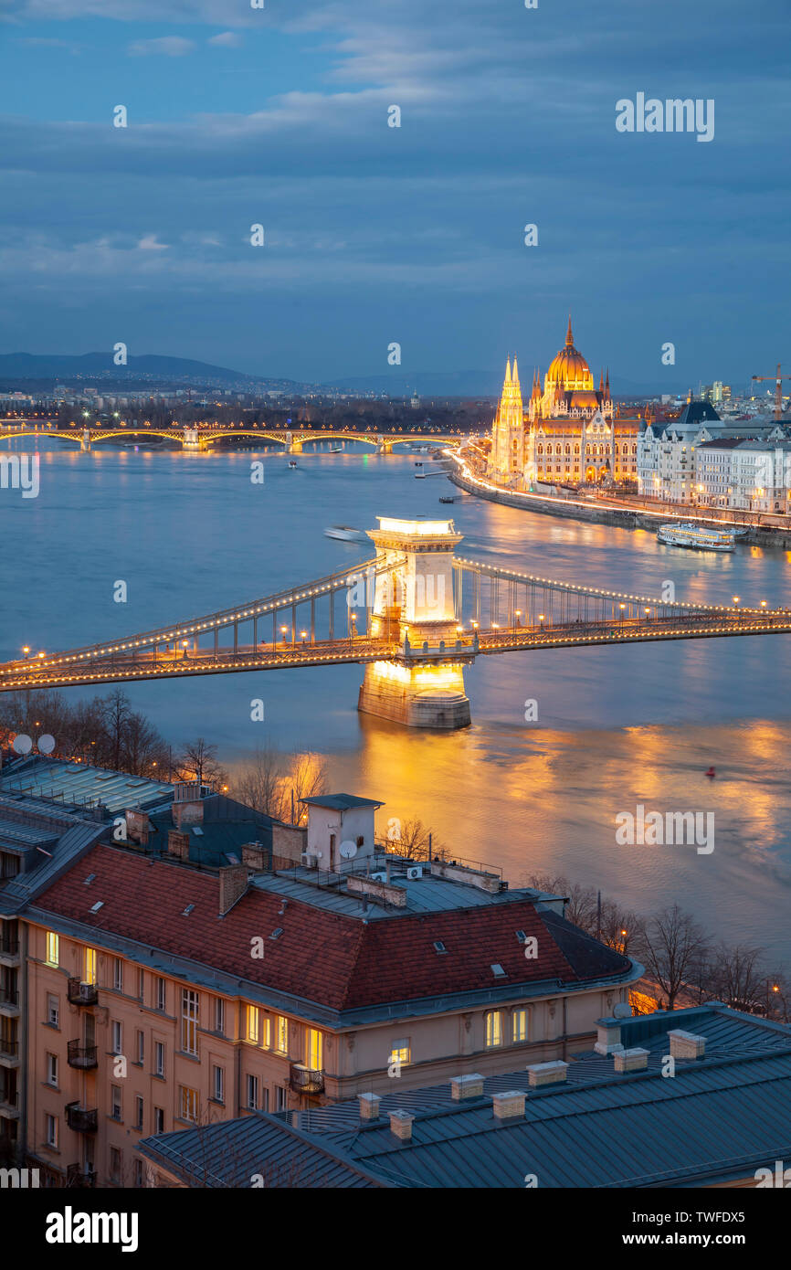 La nuit tombe sur le Danube à Budapest. Banque D'Images
