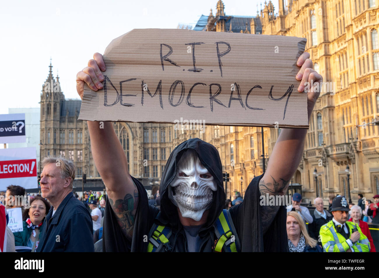 Les gens se rassemblent à un Brexit Pro démonstration à la place du Parlement à Londres. Banque D'Images