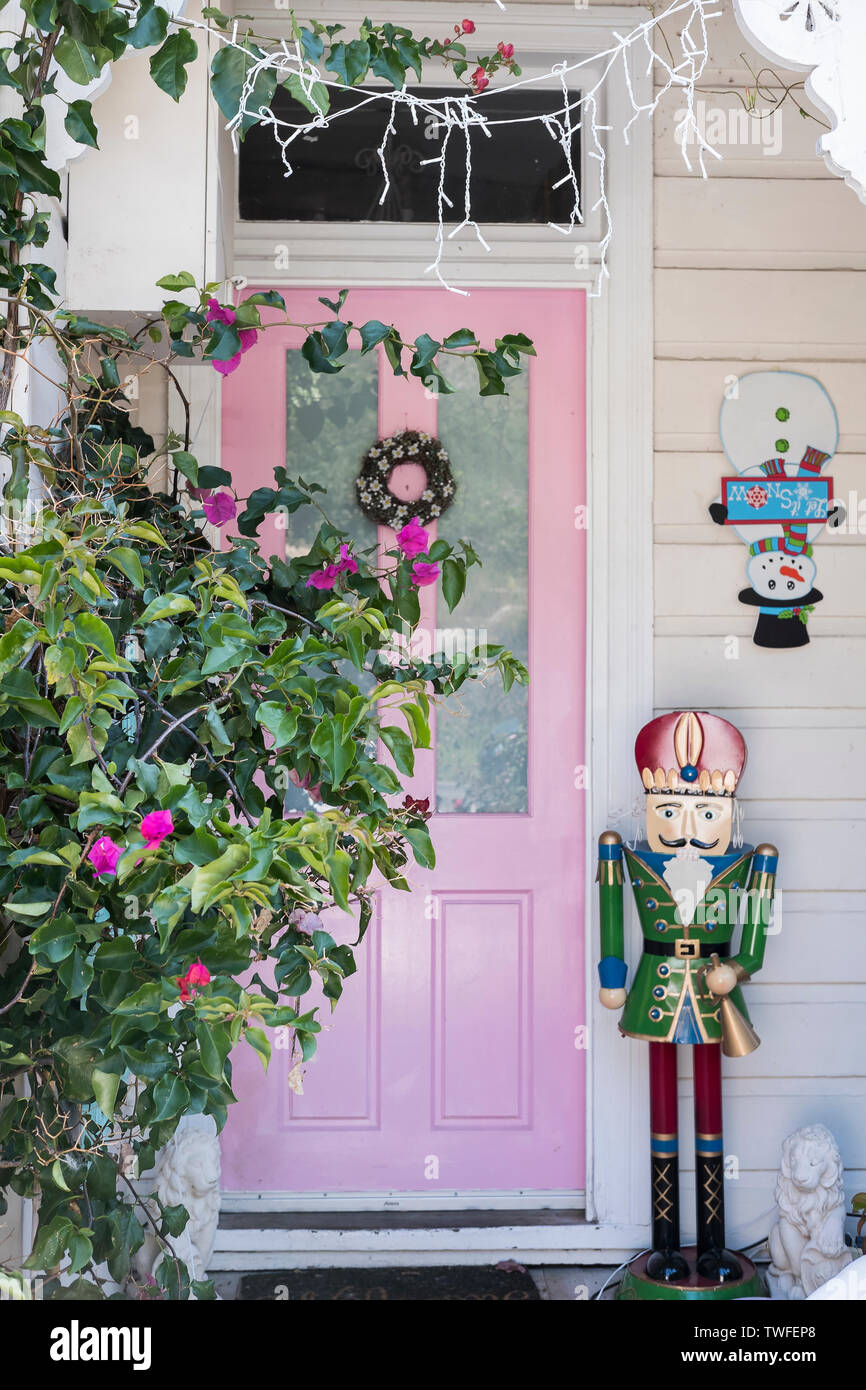 Porte rose et décoration de Noël. Banque D'Images