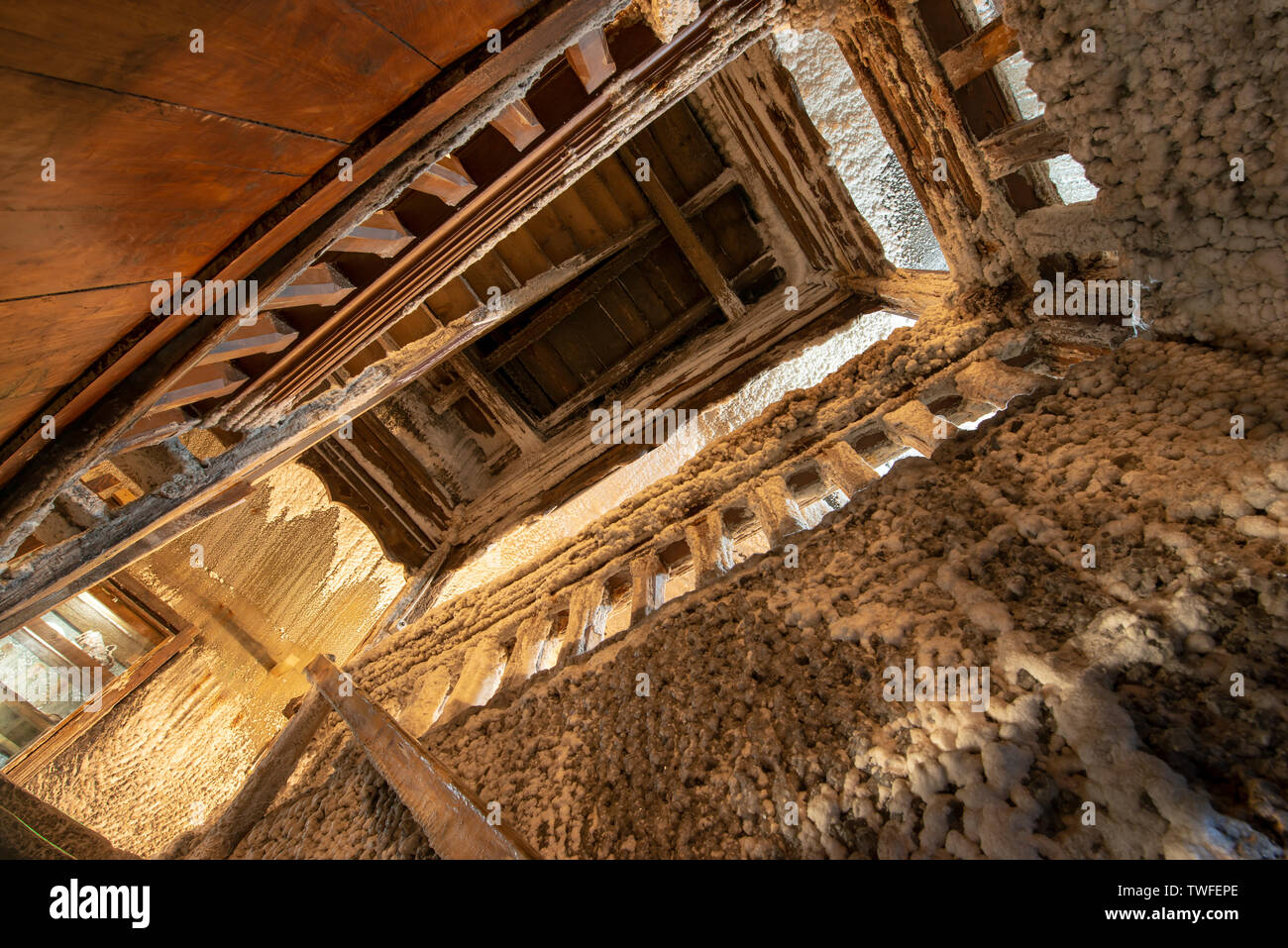 Old rusty mine de sel, escaliers dans la galerie Banque D'Images