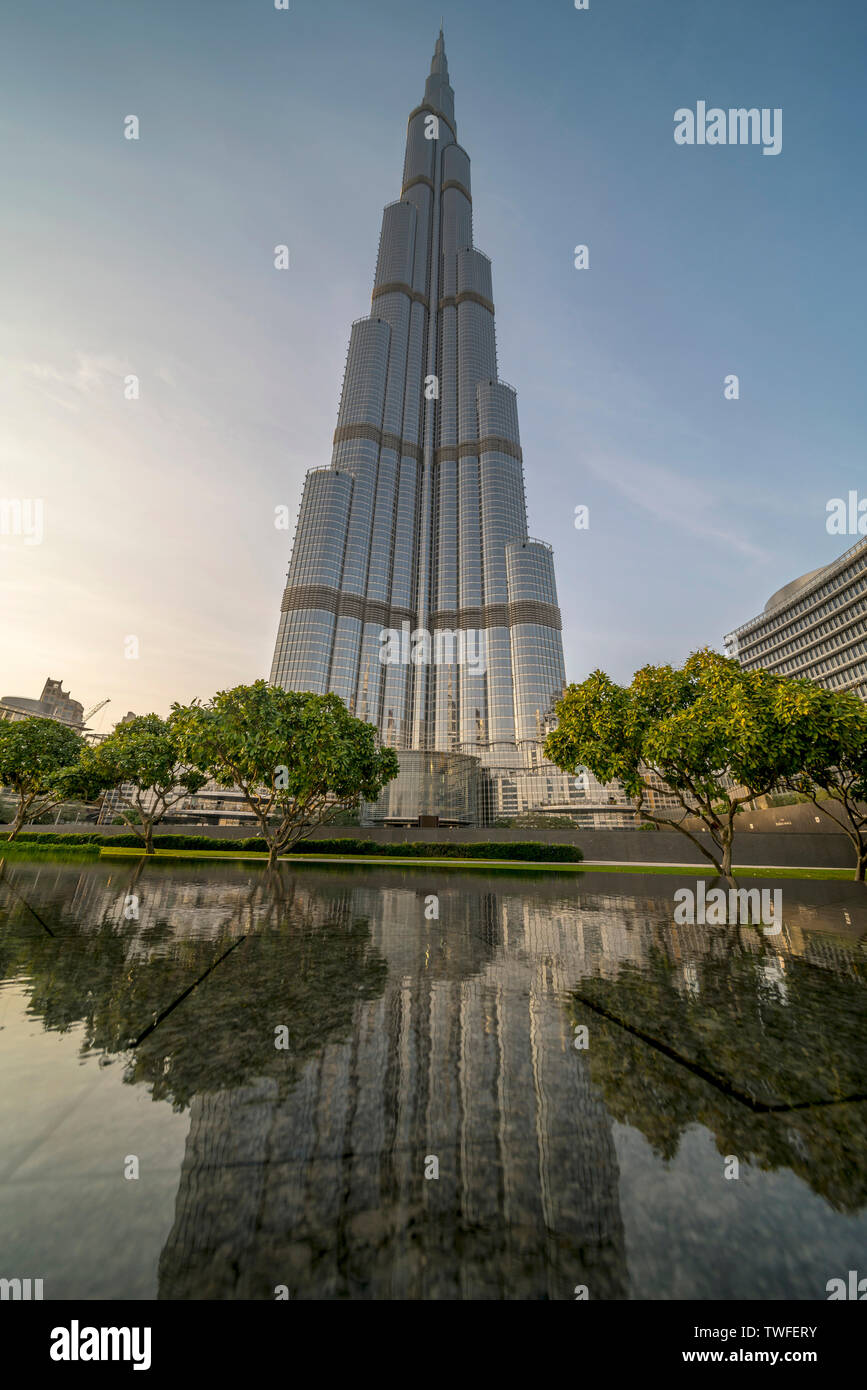 Le Burj Khalifa s'élève 163 histoires au cours d'un miroir d'eau calme à  Dubaï Photo Stock - Alamy
