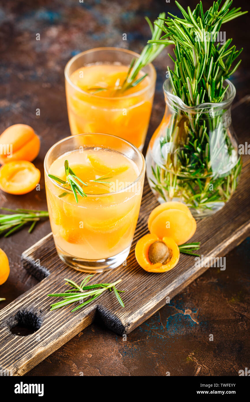 Des boissons d'été, Rosemary aprcot avec cocktails dans des verres de glace. Maison d'été rafraîchissantes boissons non alcoolisées ou cocktailsor à saveur infusés de Detox Banque D'Images