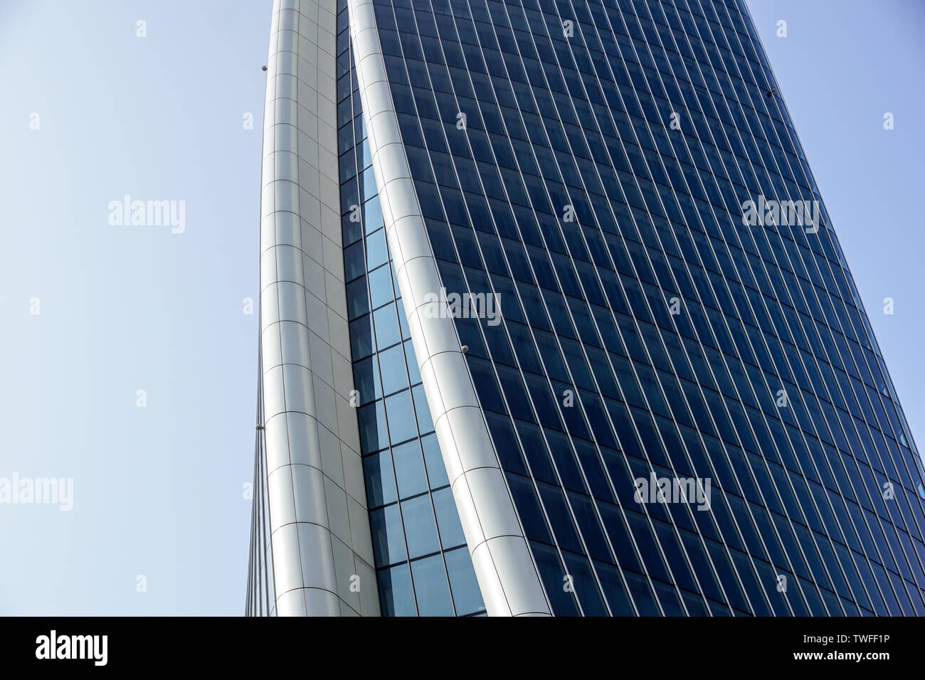 MILAN, ITALIE 4 MAI 2019 : Résumé de l'architecture moderne en verre gratte-ciel financier .Détail architectural moderne construction de lattes de bois avec la moitié Banque D'Images