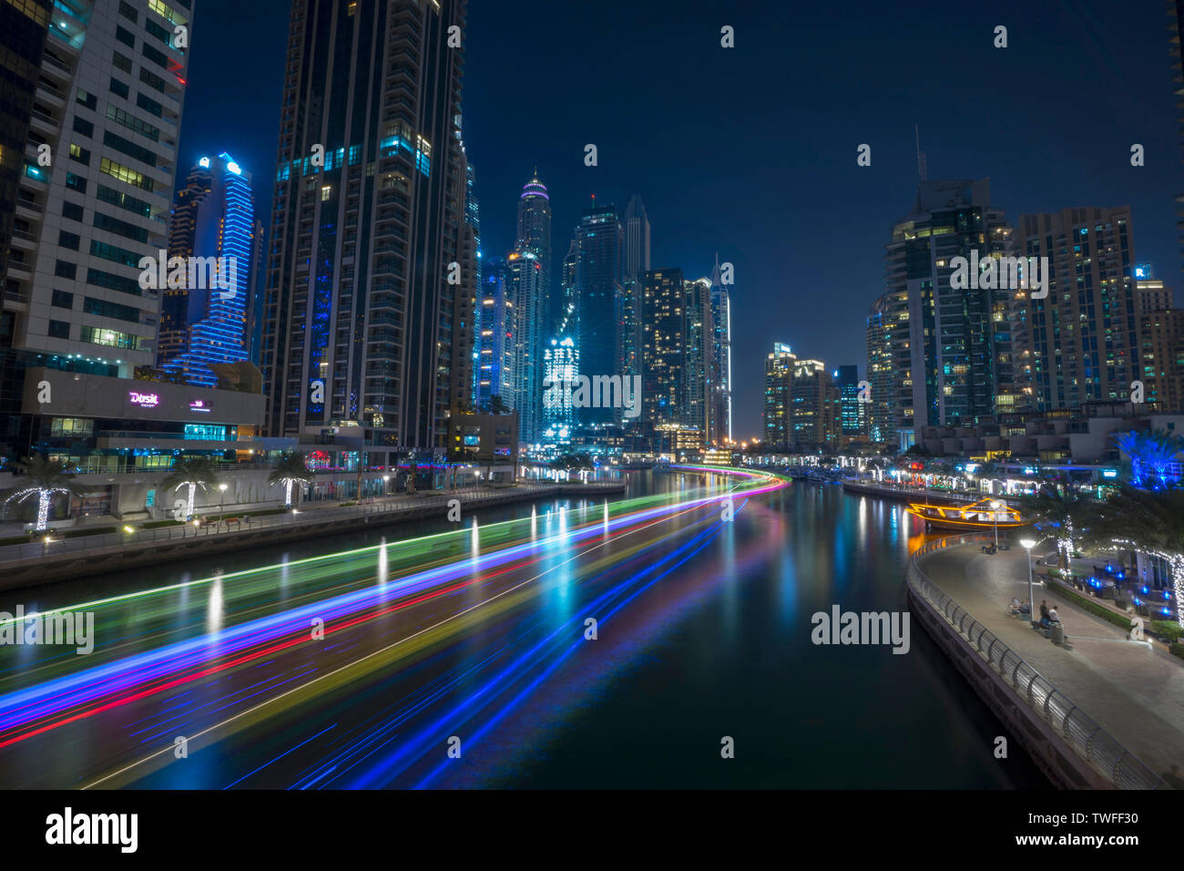 Des sentiers de lumière passant les dhows améliorer l'image de Dubaï en tant que ville de l'avenir dans la Marina de Dubaï. Banque D'Images