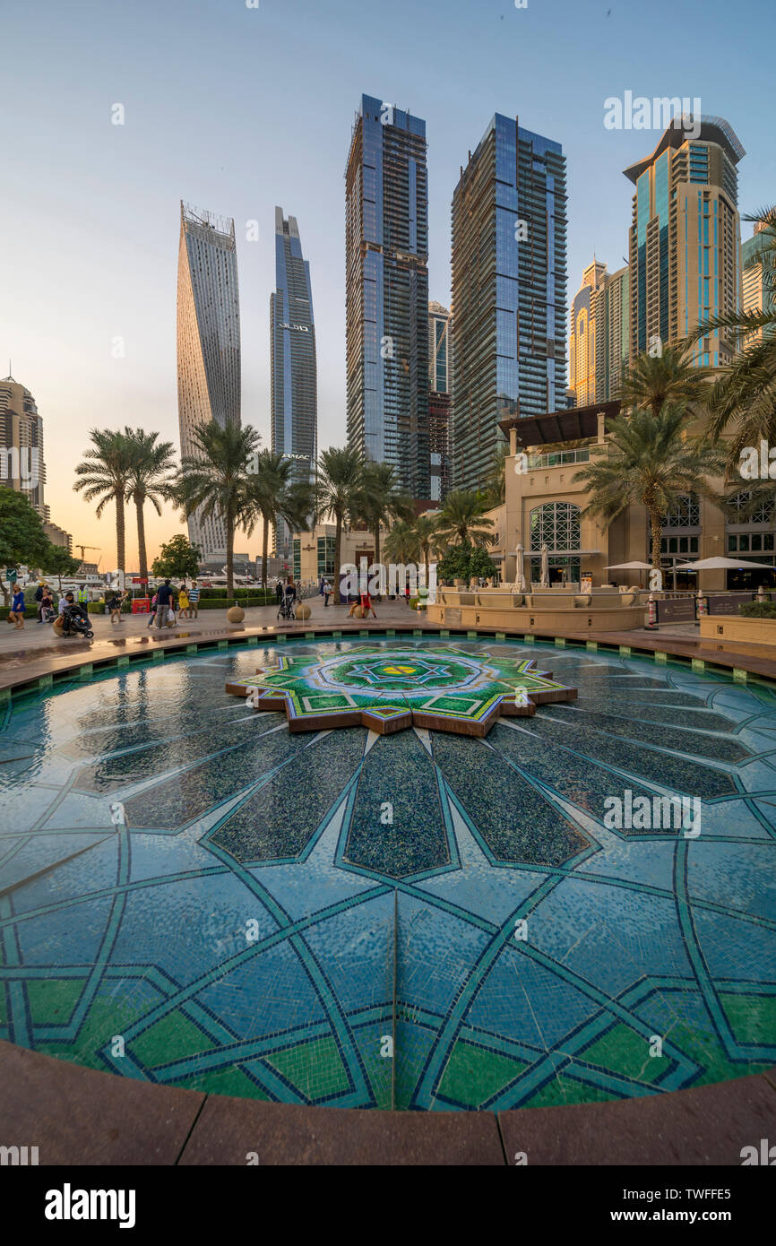 Un sol carrelé arabe fontaine dans la Marina de Dubaï Photo Stock - Alamy