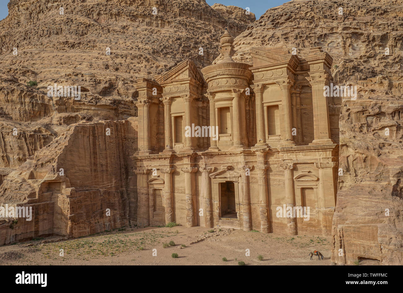 La façade ancienne et massive du monastère à Petra taillé dans la roche solide il y a plus de 2000 ans. Banque D'Images