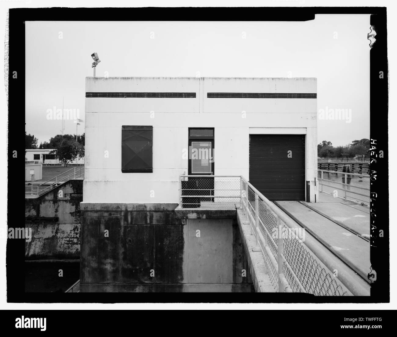 PLANAR VIEW DE CÔTÉ NORD-OUEST DE L'ÉNERGIE HYDROÉLECTRIQUE HOUSE, VUE VERS LE SUD-EST - Saint Lucie Canal, l'écluse n° 1, l'énergie hydroélectrique House, St Lucie, Cross Canal, l'État Okeechobee Intracoastal Waterway, Stuart, Martin County, FL Banque D'Images