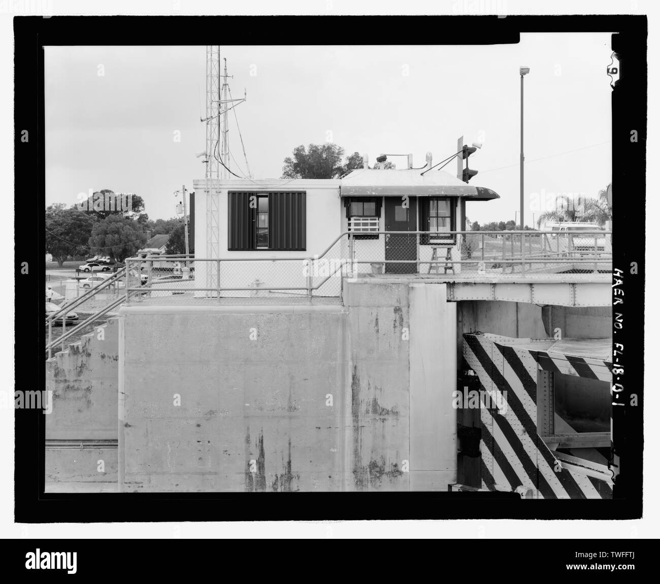 PLANAR VIEW DE LA SERRURE (EST) DE LA CHAMBRE SUPÉRIEURE DE CONTRÔLE AVEC PORTES À droite, vue vers l'Ouest - Moore Haven Lock, lock, maison de canal, Cross-State Okeechobee Intracoastal Waterway, Moore Haven, Glades Comté, FL Banque D'Images