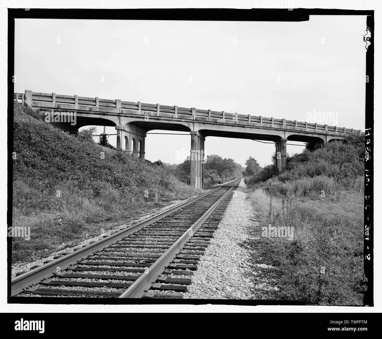 PLANAR VIEW DU CÔTÉ NORD-OUEST DE PONT ET INFRASTRUCTURE, DE LA FACE SUD-EST - CSX Railroad Bridge (U.S. Route 76), U.S. Route 76 enjambant la CSX Railroad, Jalapa, Newberry County, SC, Caroline du Sud ; Ministère de l'autoroute de l'état entreprise de construction Cherokee en Caroline du Sud ; Ministère des Transports ; Pennell, J Roy ; Moorefield, Charles H ; Anderson, N S ; Barnwell, Joseph W, Jr ; Harwell, A ; McGowan, Samuel ; Sawyer, Ben M ; Gooding, W J ; C. N. et L. Railroad ; CSX Railroad ; New South Associates, entrepreneur ; Calloway, Deborah, émetteur Banque D'Images