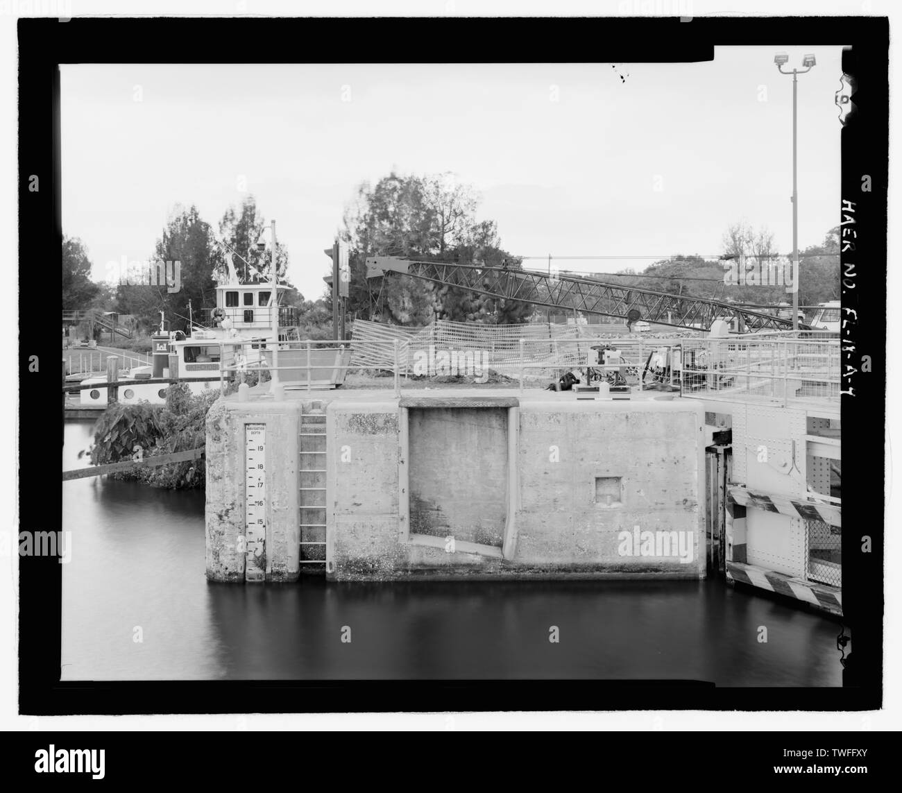 PLANAR VIEW DE L'ANGLE SUD-OUEST DE MUR DE BLOCAGE INFÉRIEUR À VERROUILLER LA PORTE SUR LA GAUCHE, vue vers l'Ouest - Moore Haven Lock, l'Ouragan Gate n°1, Canal, Cross-State Okeechobee Intracoastal Waterway, Moore Haven, Glades Comté, FL Banque D'Images