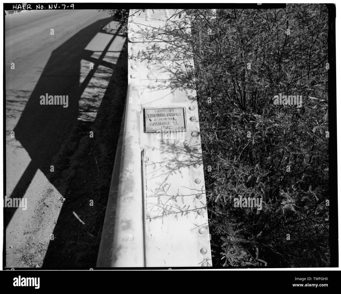 Face À LA PLAQUE DU TRAFIC SUR BRIDGE END - Muddy River Bridge, enjambant la rivière boueuse au nord-est de l'I-15 et la State Route 168, Laval, comté de Clark, NV Banque D'Images