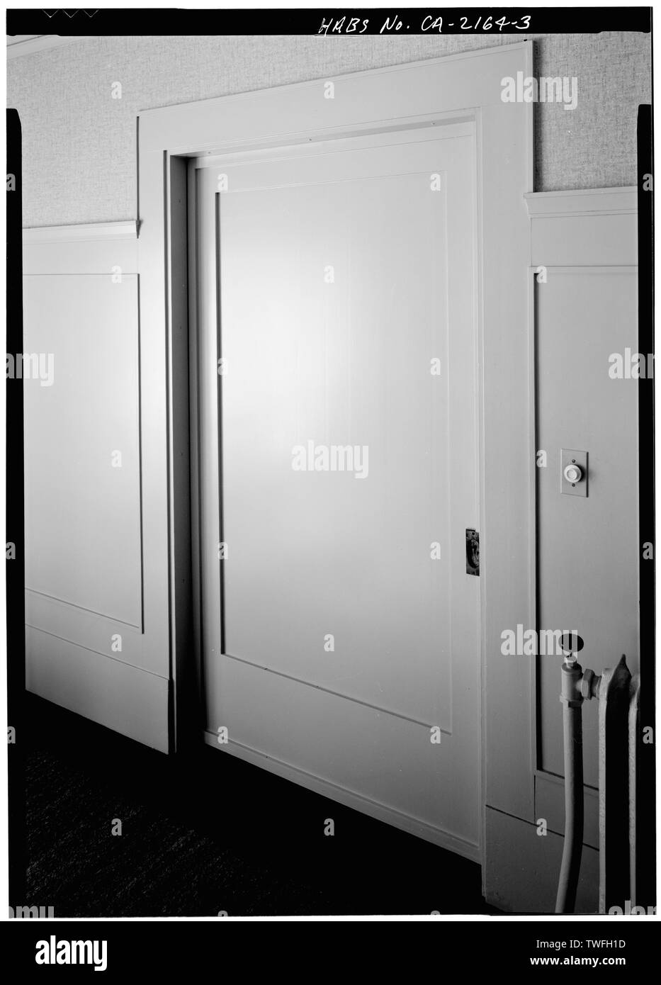 Poche ENTRE HALL ET SALLE À MANGER, EN POSITION FERMÉE - Arthur Marston House, 3575 Seventh Avenue, San Diego, San Diego County, CA Banque D'Images