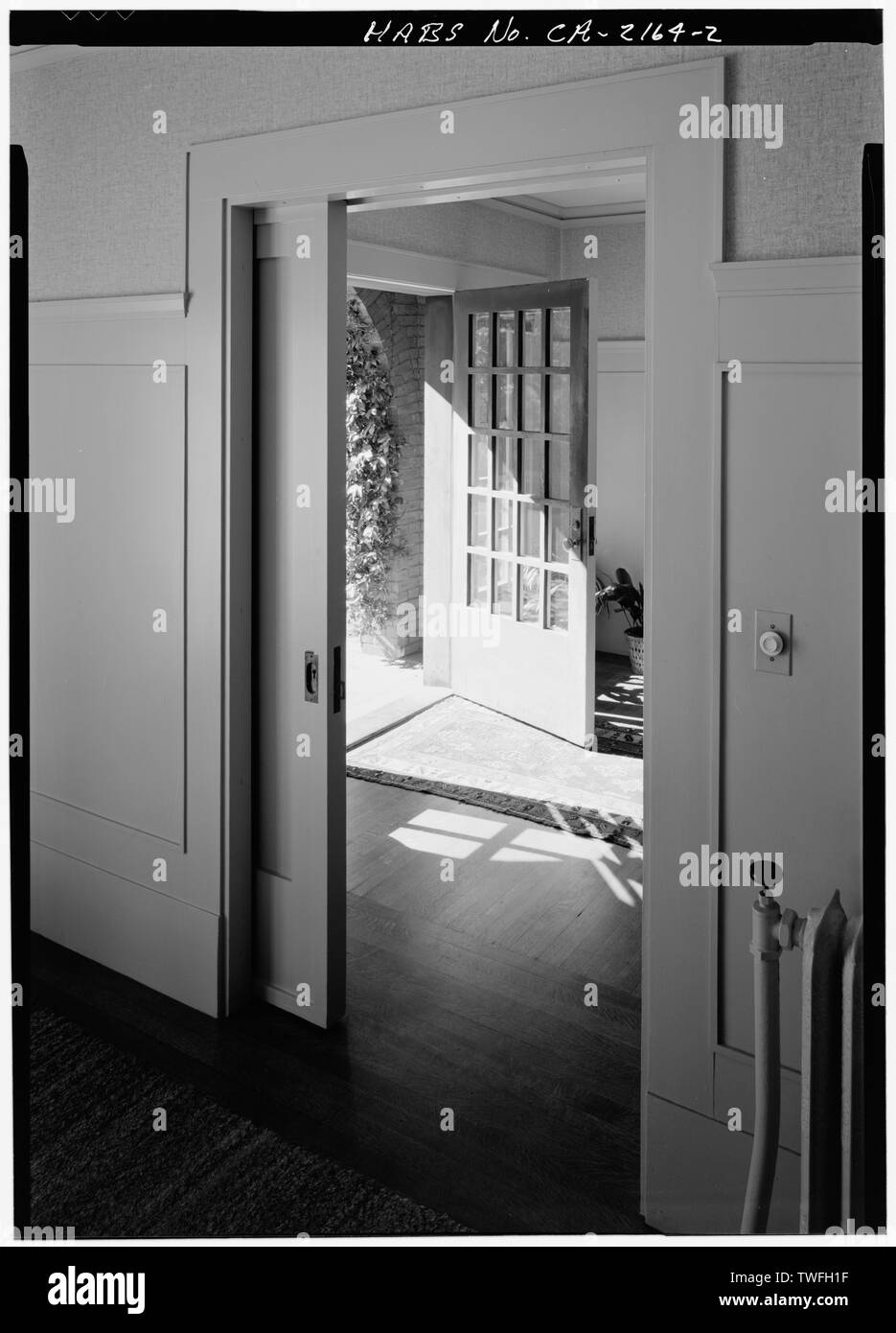 Poche ENTRE HALL ET SALLE À MANGER, EN POSITION OUVERTE - Arthur Marston House, 3575 Seventh Avenue, San Diego, San Diego County, CA Banque D'Images