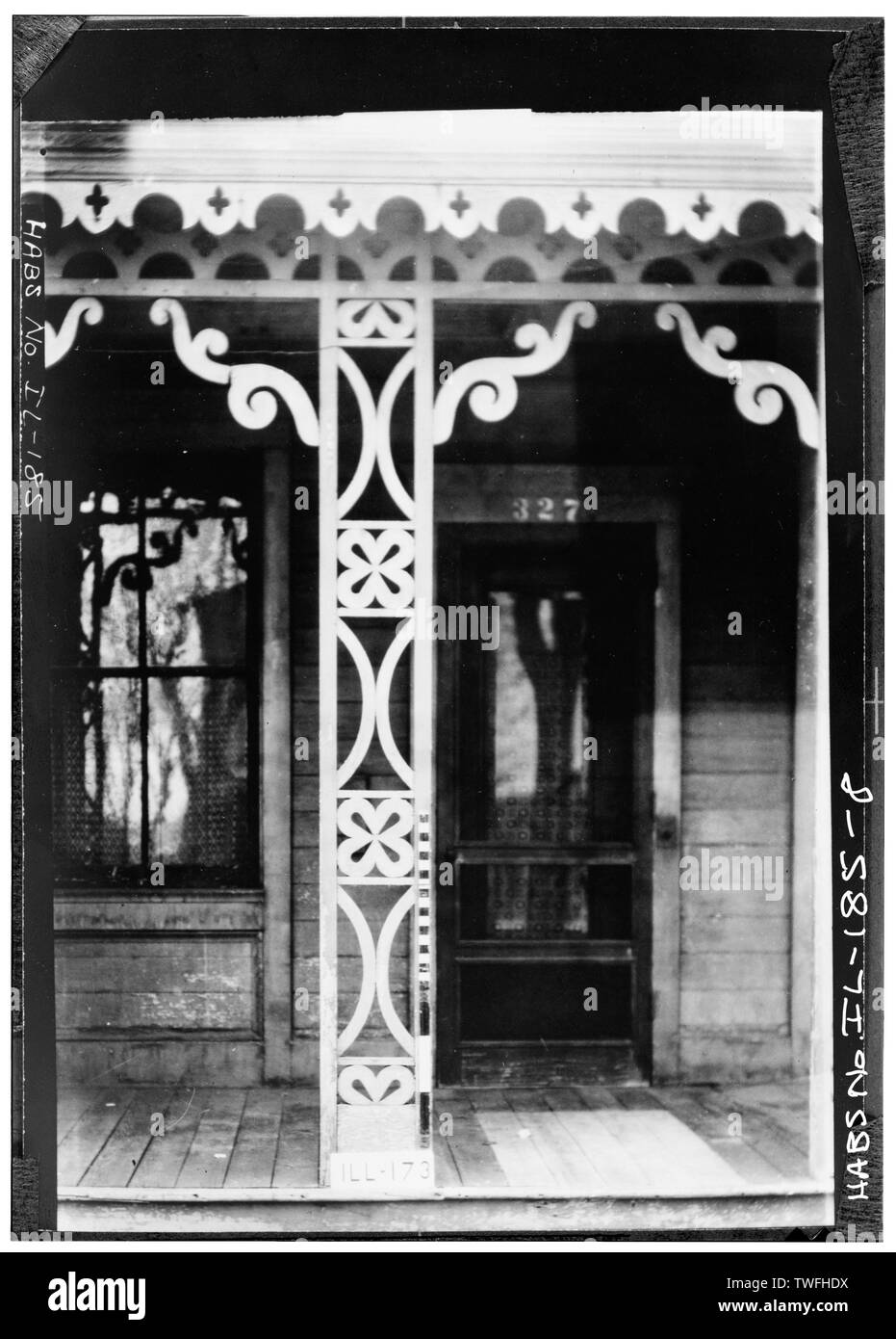 Détail de la colonne, porche avant. Mépris (numéro d'enquête figurant à la base de la colonne) - Palmer House, 327 West Lincoln Avenue, Chicago, Comté de Boone, IL Banque D'Images