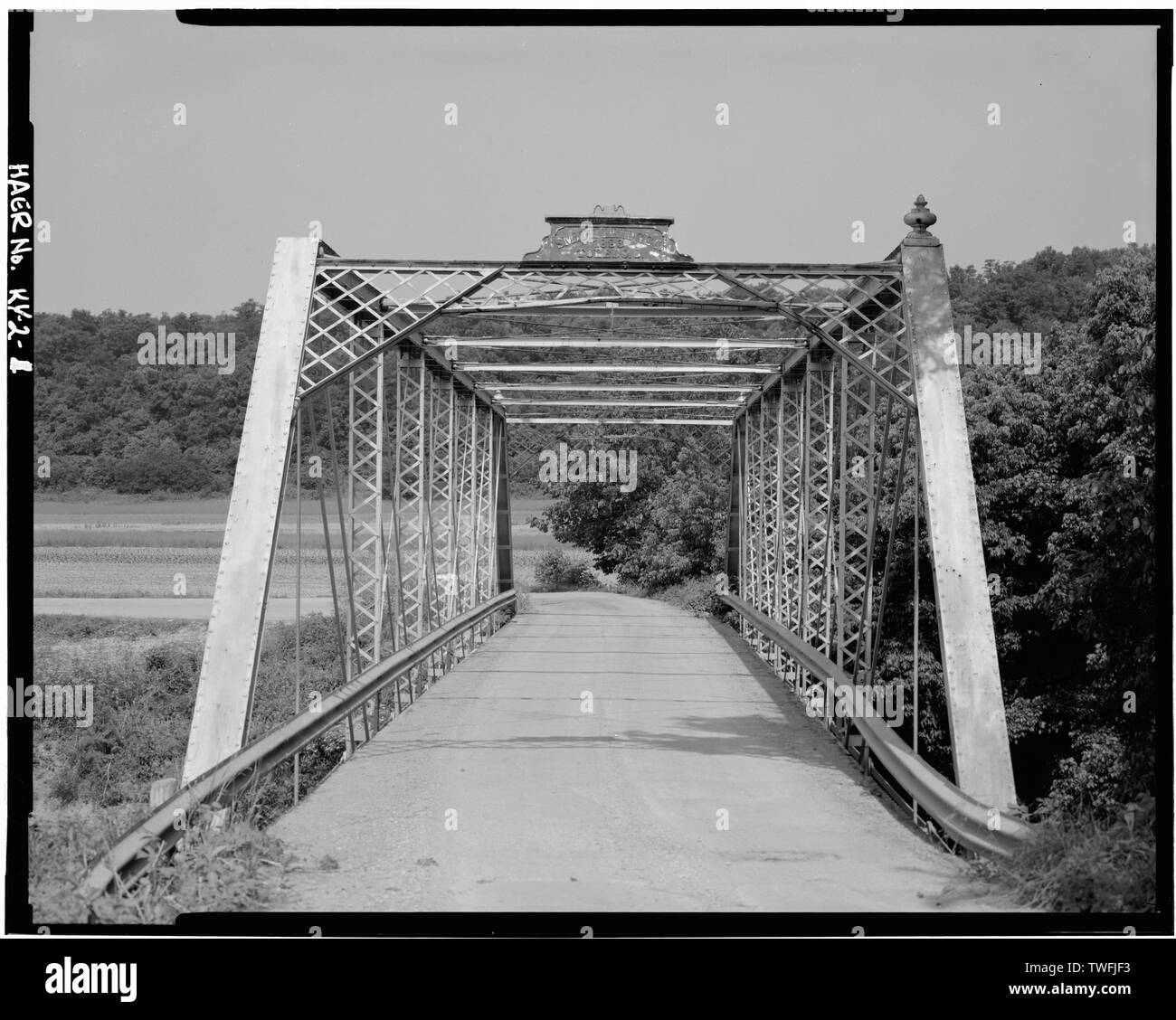 Vue du portail de l'ORIENT - North Fork, pont enjambant la rivière North Fork de lécher, Milford, Bracken Comté, KY ; Smith Bridge Company ; Virginia Transportation Cabinet ; Hawley, Monica E, émetteur ; Rawlings, G D, photographe ; Daniel, J E, photographe ; Rawlings, Gregory D., historien Banque D'Images