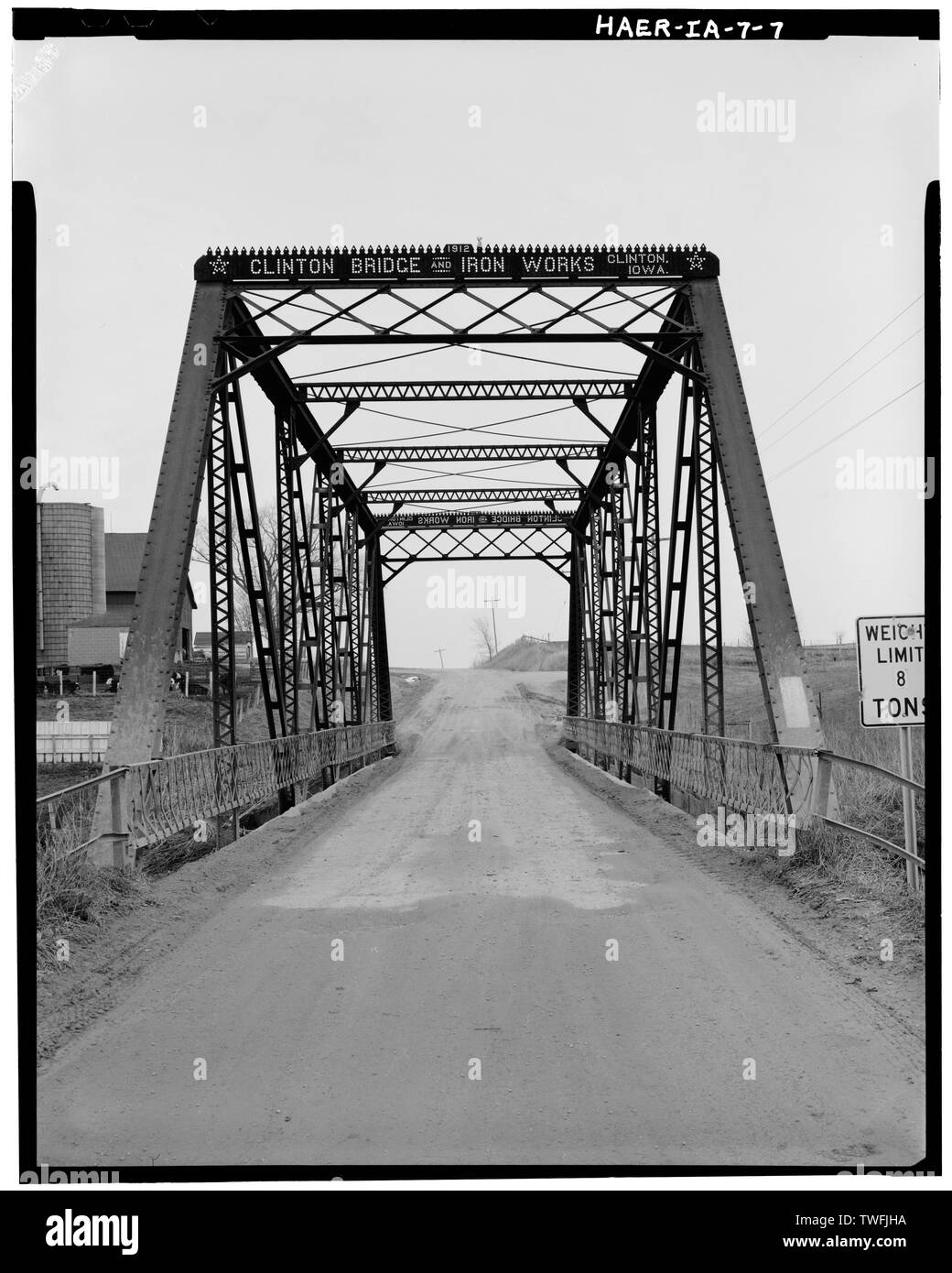 Vue du portail PAR TRUSS MONTRANT BUILDERS PLATE, À E - Mill Rock Bridge, enjambant le ruisseau Big Bear, Monmouth, comté de Jackson, IA Banque D'Images