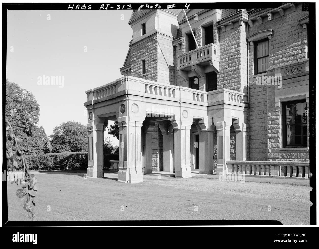 PORTE-COCHÈRE À PARTIR DU NORD-OUEST - Chateau-sur-Mer, Bellevue Avenue,  Newport, Newport County, RI ; Bradford, Seth ; Hunt, Richard Morris ; Ogden  Codman, ; King, Frederic Rhinelander, Pope, John Russell ; Wetmore,