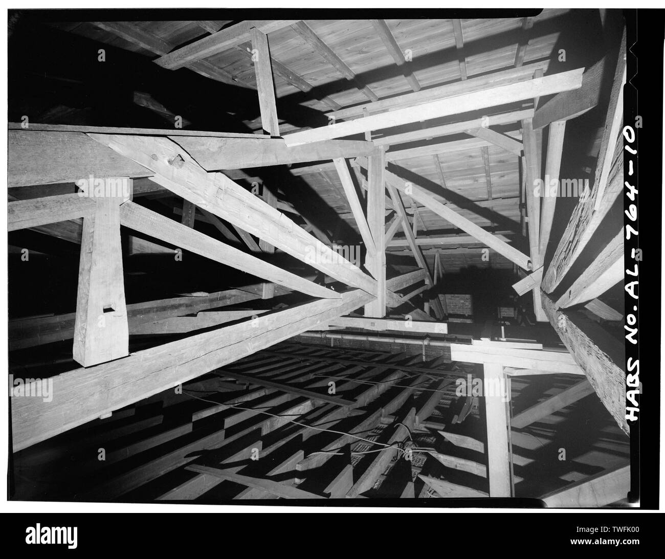 Ciseaux de fermes de toit, à au sud-est environ à mi-chemin DANS LE GRENIER - Talladega College, Swayne Hall, Talladega, Talladega Comté, AL Banque D'Images