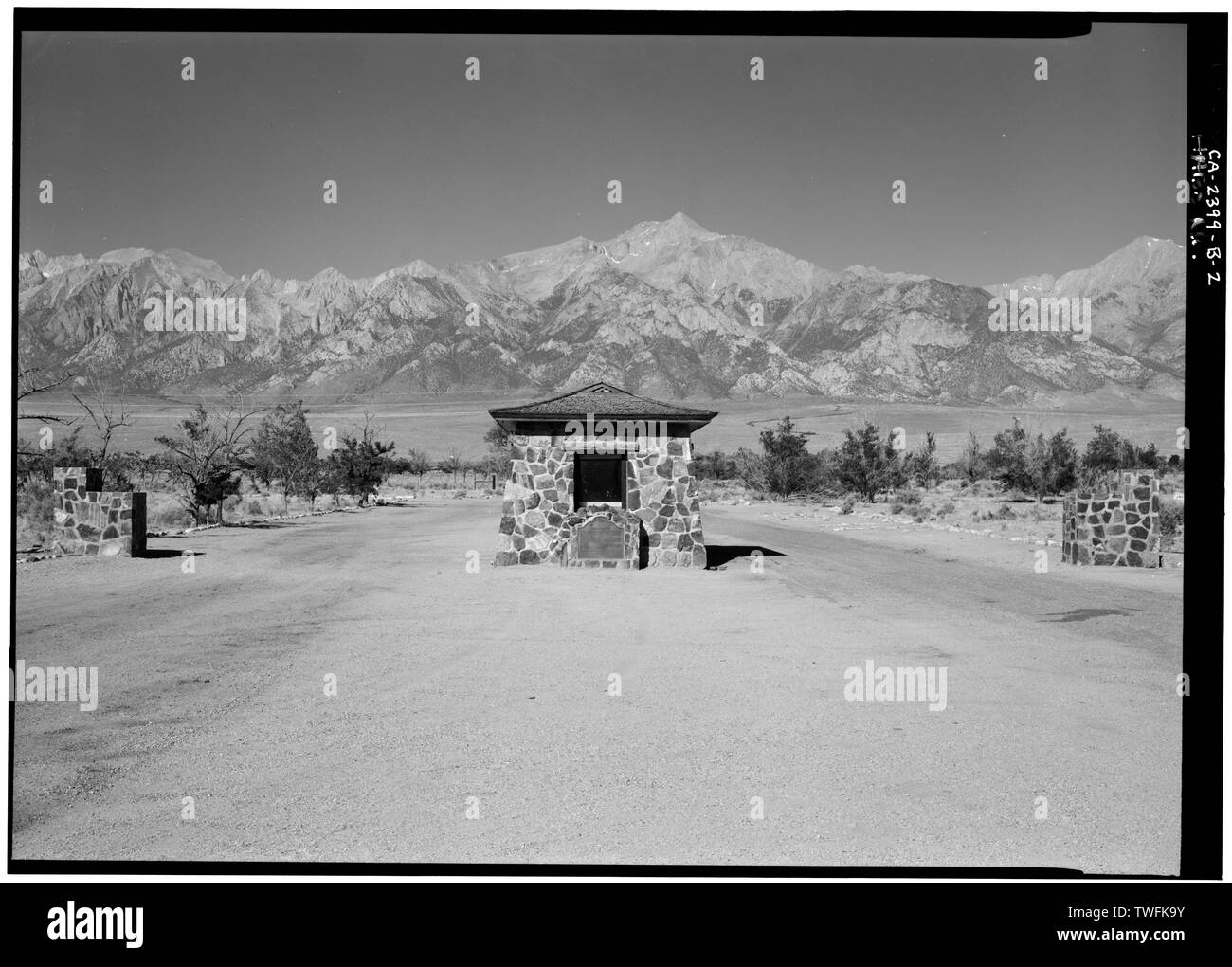 Publiez et route d'entrée, À LA GUERRE SUD-OUEST - Centre de réinstallation Manzanar, la Police militaire, après l'indépendance, comté d'Inyo, CA Banque D'Images