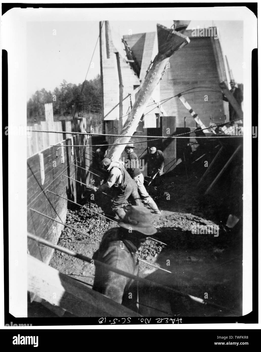 La coulée de ciment - Barrage Hydroélectrique de Abbeville, State Highway 284 et de la route de comté 72, Rocky River (historique), Abbeville County, SC Abbeville à eau et d'entreprise de l'usine ; Pennell, James Roy ; Blanc, W H ; Abbeville Power Company Incorporated ; D.M. Rickenbacker Construction Company ; Townsend, C P ; Wideman et Singleton ; Britton, John B ; S. Morgan Smith Company ; Woodward Governor Company ; Bethlehem Steel Company ; Westinghouse Corporation ; Bush Sulzer Brothers Company ; Mark Brothers ; Cary, Brian, émetteur Banque D'Images