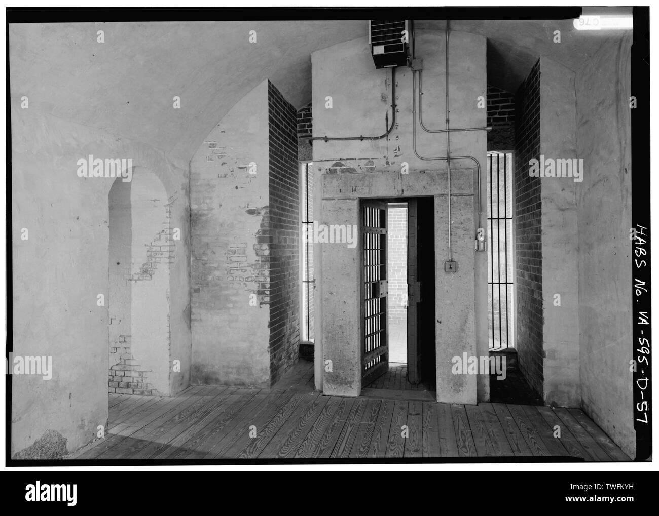 Magasin à poudre, d'une VUE DÉTAILLÉE DU NORD-EST DE L'ENTRÉE PRINCIPALE DE L'ADOPTION D'ACCÈS AUX MAGAZINES EN PROVENANCE DE L'INTÉRIEUR DE FENÊTRES DE VENTILATION MONTRANT MAGAZINE (Interdit) PORTE D'ENTRÉE D'ACCOMPAGNEMENT (ouvert). Remarque PASSAGE D'ACCÈS AU MAGAZINE NÉ. - Fort Monroe, forteresse, Hampton, Hampton, VA ; Morris, Scott, émetteur ; DeBoer, Ruth, émetteur ; Klugh, T, émetteur ; Prix, Virginie B, émetteur Banque D'Images Magasin à poudre, d'une VUE DÉTAILLÉE DU NORD-EST DE L'ENTRÉE PRINCIPALE DE L'ADOPTION D'ACCÈS AUX MAGAZINES EN PROVENANCE DE L'INTÉRIEUR DE FENÊTRES DE VENTILATION MONTRANT MAGAZINE (Interdit) PORTE D'ENTRÉE D'ACCOMPAGNEMENT (ouvert). Remarque PASSAGE D'ACCÈS AU MAGAZINE NÉ. - Fort Monroe, forteresse, Hampton, Hampton, VA ; Morris, Scott, émetteur ; DeBoer, Ruth, émetteur ; Klugh, T, émetteur ; Prix, Virginie B, émetteur Banque D'Images
