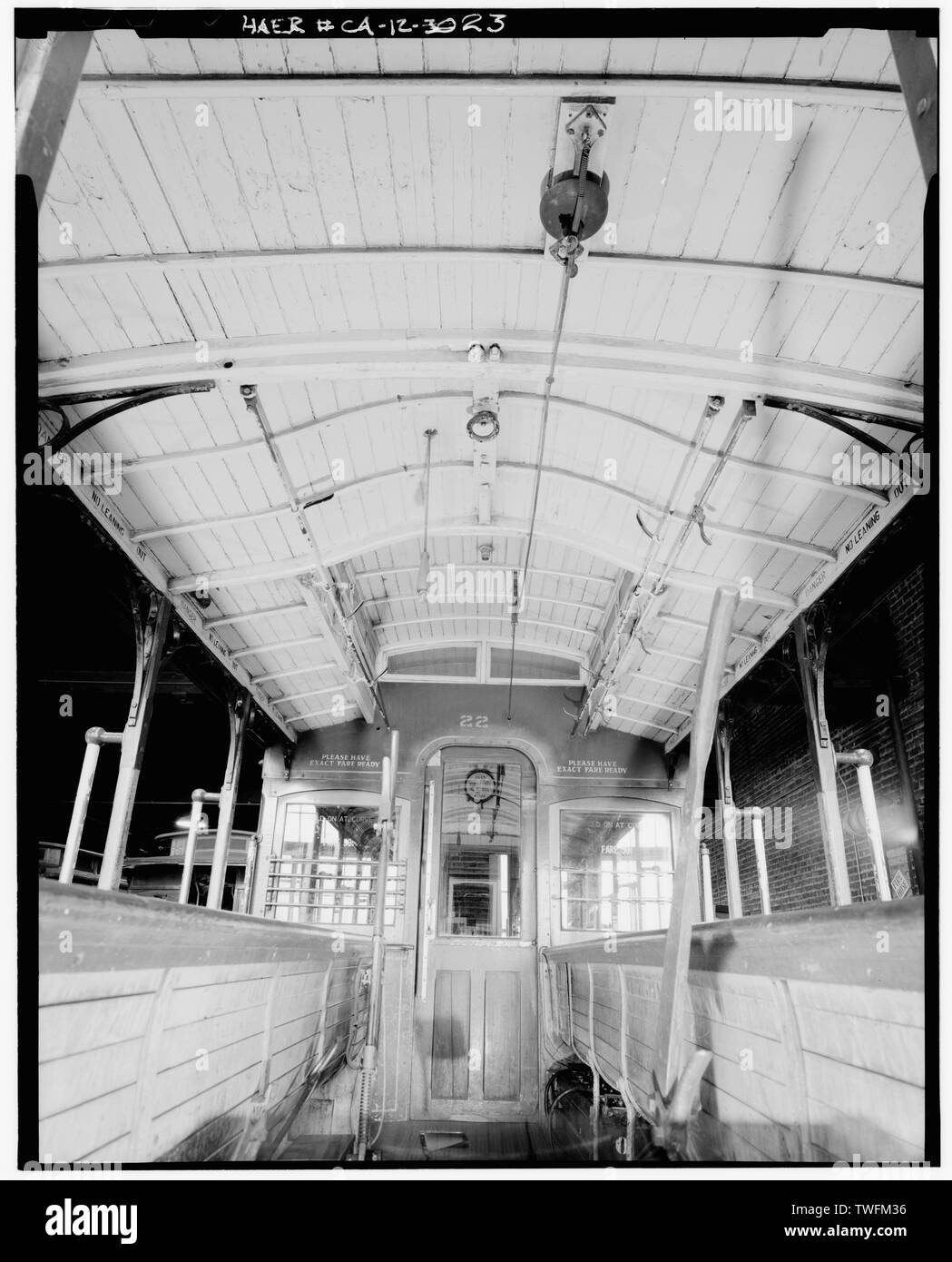 POWELL-TYPE VOITURE PAR PORTE POIGNÉE- Voir à la poignée de porte grâce à la dépose à l'intérieur d'un câble de type Powell voiture. - San Francisco Cable Railway, Washington et Mason Rues, San Francisco, Comté de San Francisco, CA Banque D'Images