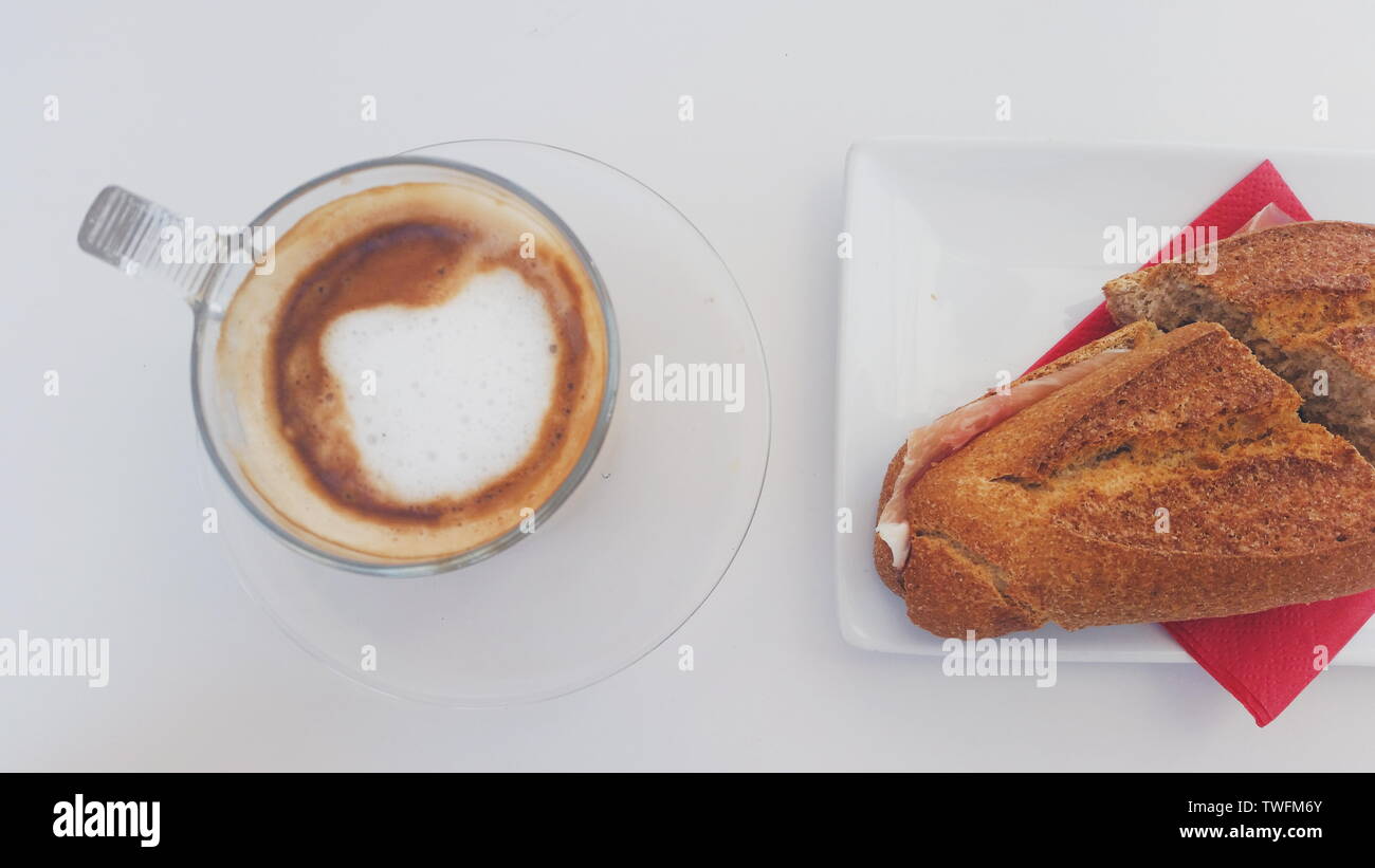 Café et un sandwich au jambon Serrano Banque D'Images