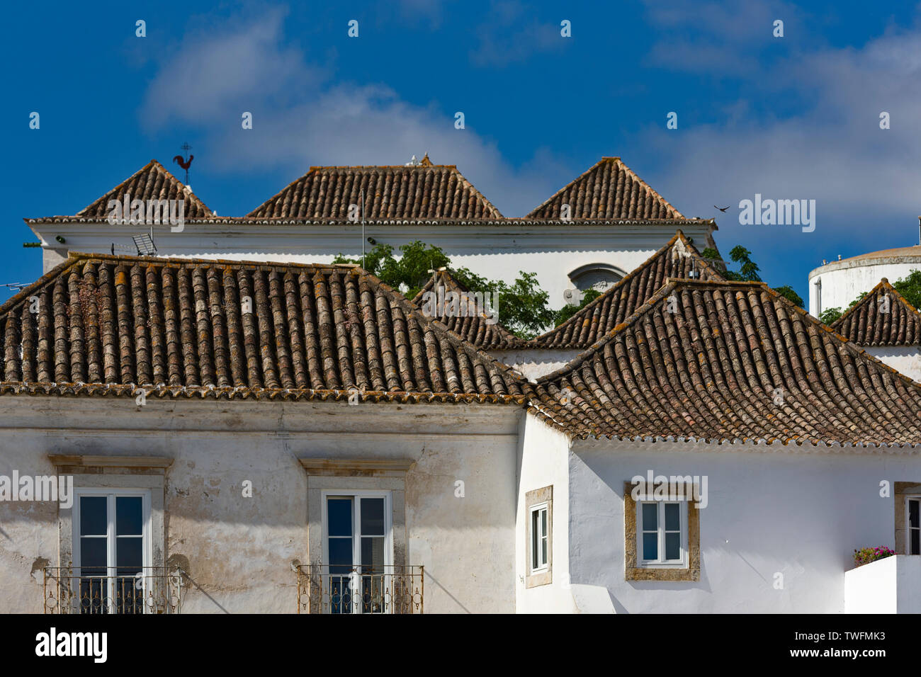 Le toit à quatre pans témoigne d'une forte influence orientale dans l'architecture emblématique de la ville de Tavira, Algarve, Portugal Banque D'Images