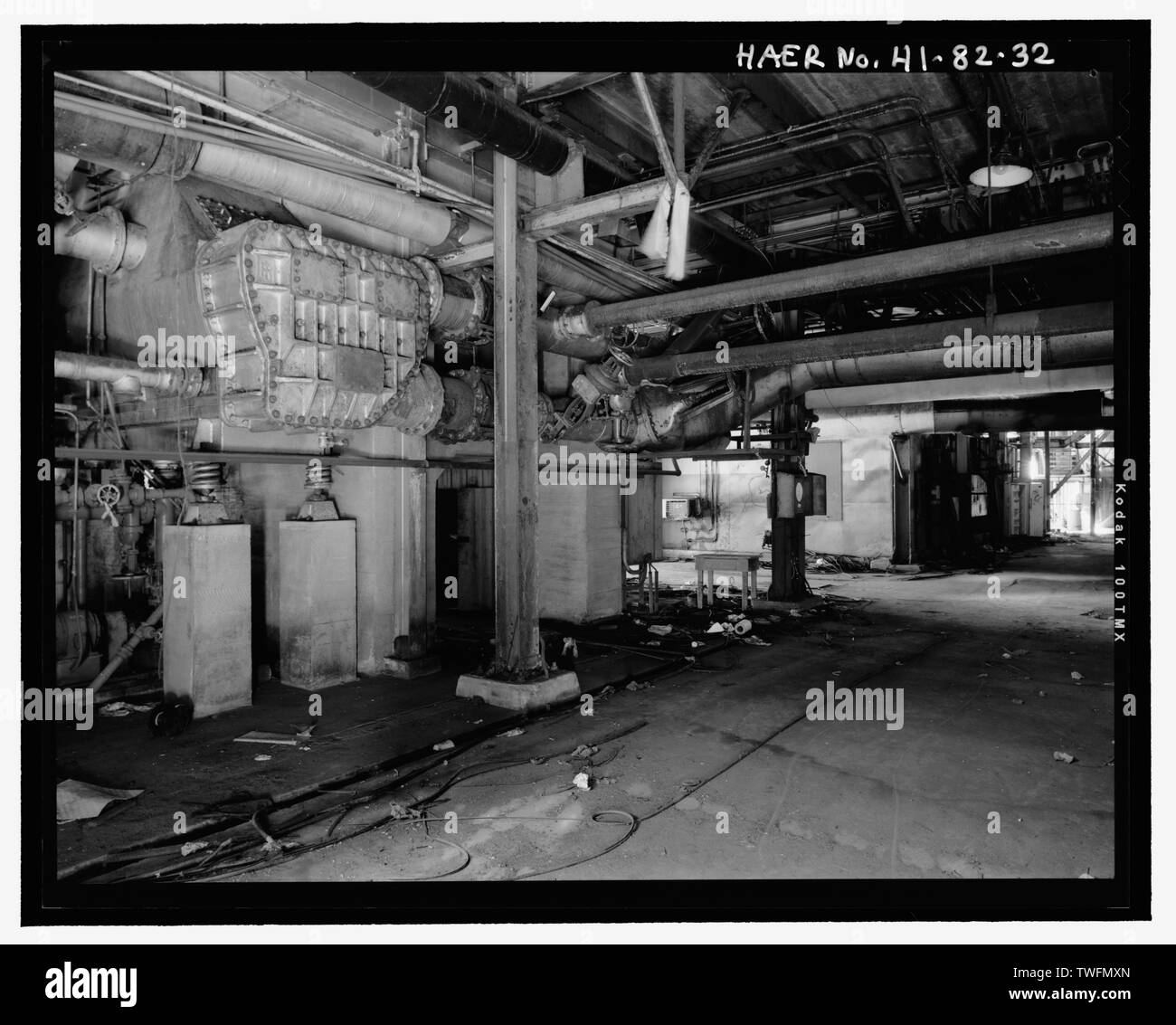 POWER PLANT, de l'intérieur. Générateur de Westinghouse EN PREMIER PLAN, LES PANNEAUX DE CONTRÔLE À GAUCHE. Vue de l'Est - Société de plantation de Lihue, Moulin à Sucre, Haleko Road, Lahaina, Maui, HI Comté Banque D'Images