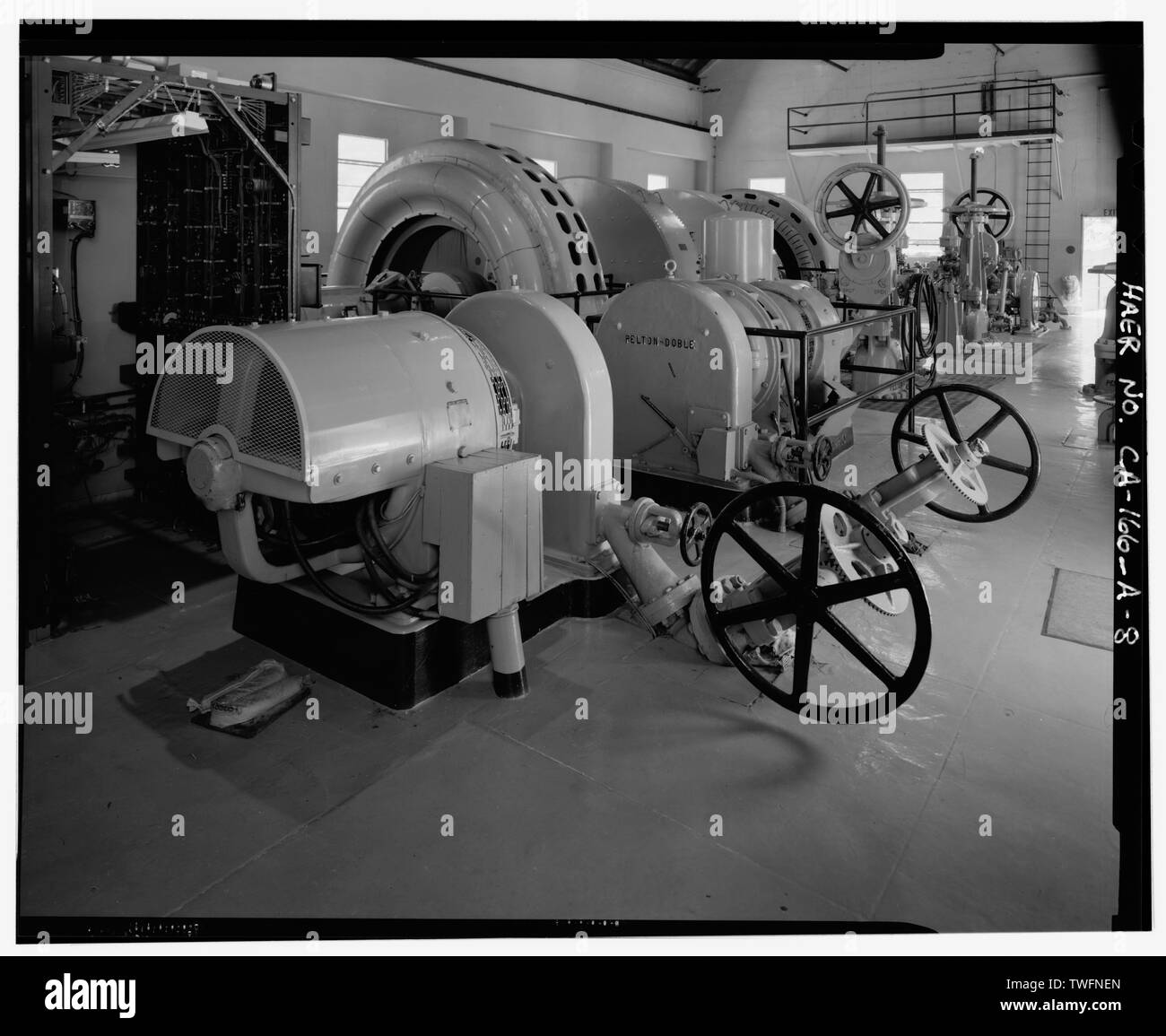 Montrant l'intérieur de la centrale n° 1 EXCITATEUR EXCITATEUR EN PREMIER PLAN, no 2., et générateur d'unités DERRIÈRE EXCITER n° 2 en arrière-plan. EXCITER n° 1 GÉNÉRATEUR A UN COUVERCLE SUR LA PARTIE SUPÉRIEURE DE L'ÉLÉMENT DU COLLECTEUR. Vue DE NORD-OUEST. - Rush Creek système hydroélectrique, le Powerhouse excitateurs, Rush Creek, juin Lac, comté de Mono, CA Banque D'Images