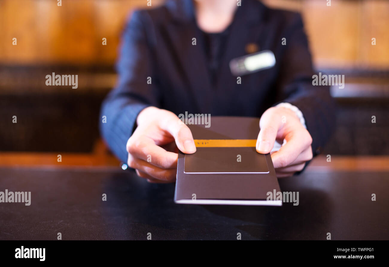 Carte de crédit avec la main Banque D'Images