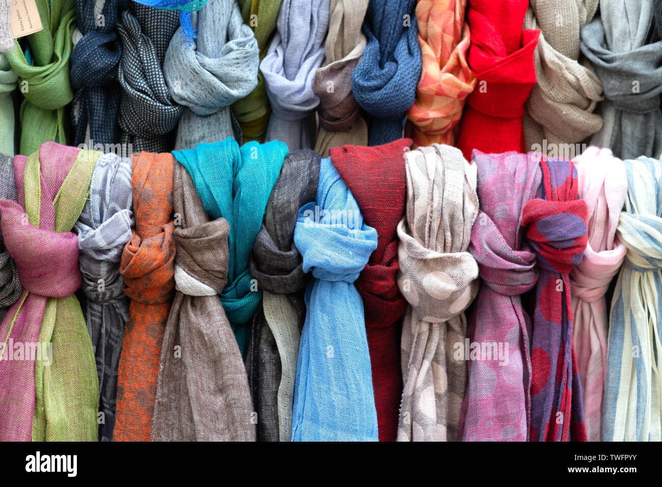 Foulards multicolores avec un motif attrayant accrocher sur le stand de la  foire de l'été Photo Stock - Alamy