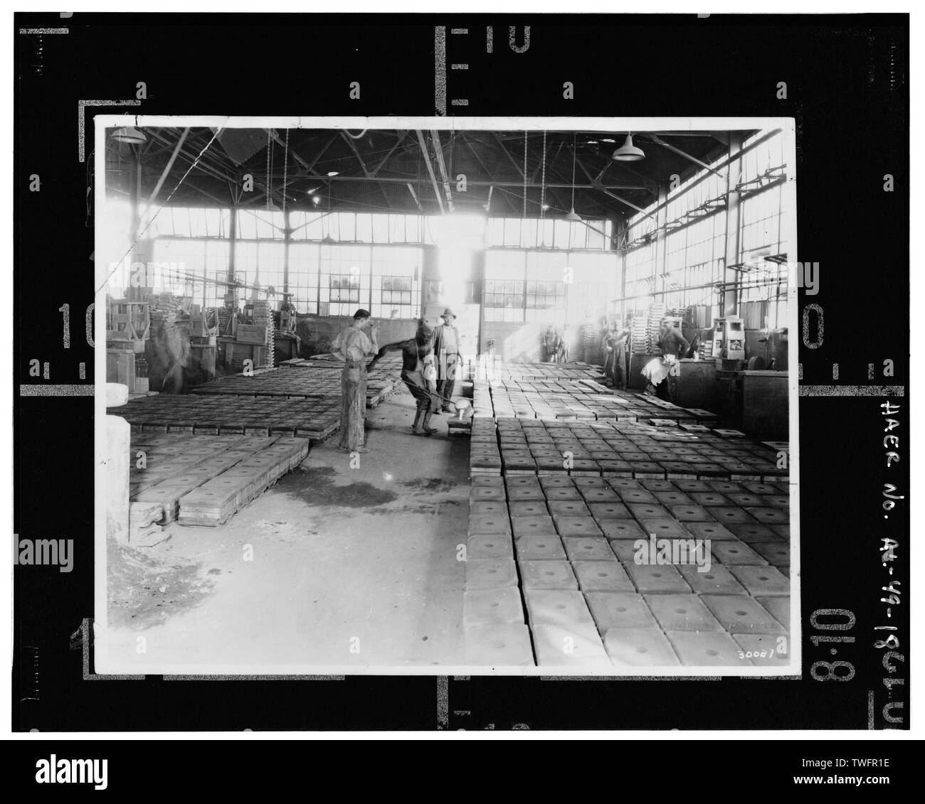 Avant L'UTILISATION DE CONVOYEURS ET DES RAILS, mouleurs, généralement africains-américains, avaient à remplir individuellement à la main LES MOISISSURES DISPOSÉS SUR LA CHAUSSÉE, COMME CES dans la fonderie de fonte malléable en 1923. - Tuyaux et raccords Stockham Company, 4000 10e Avenue Nord, Comté de Jefferson, Birmingham, AL Banque D'Images