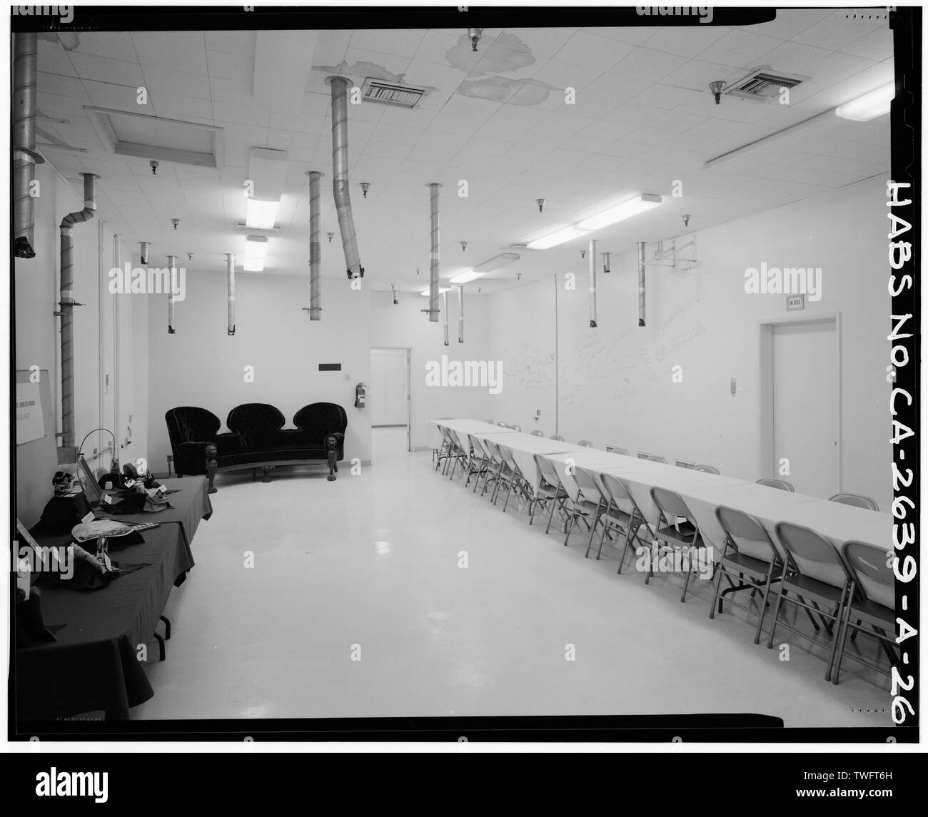 Prix de production -1 Vue de l'intérieur, FACE AU SUD-OUEST - Walt Disney Studios, d'un processus de laboratoire, de coin de Buena Vista Street et l'avenue Alameda, Burbank, Los Angeles, CA Banque D'Images