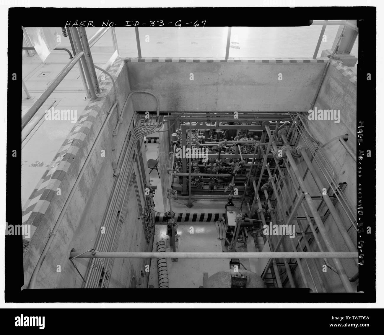 L'EAU, PROCESSUS DE CONSTRUCTION TRA-605, de l'intérieur. Premier étage. Regarde en bas de l'APPAREIL PHOTO EN SOUS-SOL DE L'ÉTAGE LE PLUS PROCHE D'OUVERTURE CENTRE DE MARBRE. Petit RÉSERVOIR EN BAS DE L'affichage est identique à celui indiqué dans l'ID-33-G-68. L'INL NO DE NÉGATIF HD46-27-2. ; Mike Crane, photographe, 2-2005 - Idaho National Engineering Laboratory, Test Zone du réacteur, les matériaux et l'ingénierie des réacteurs d'essai, Scoville, comté de Butte, ID Banque D'Images