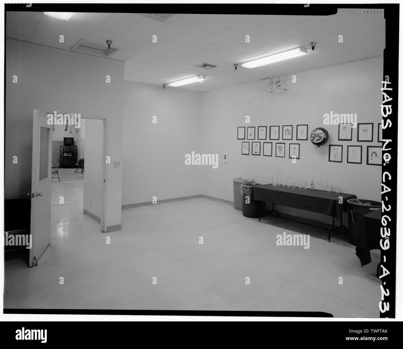 -4 salle de production (VIDE) Vue de l'intérieur, FACE AU NORD-EST - Walt Disney Studios, d'un processus de laboratoire, de coin de Buena Vista Street et l'avenue Alameda, Burbank, Los Angeles, CA Banque D'Images