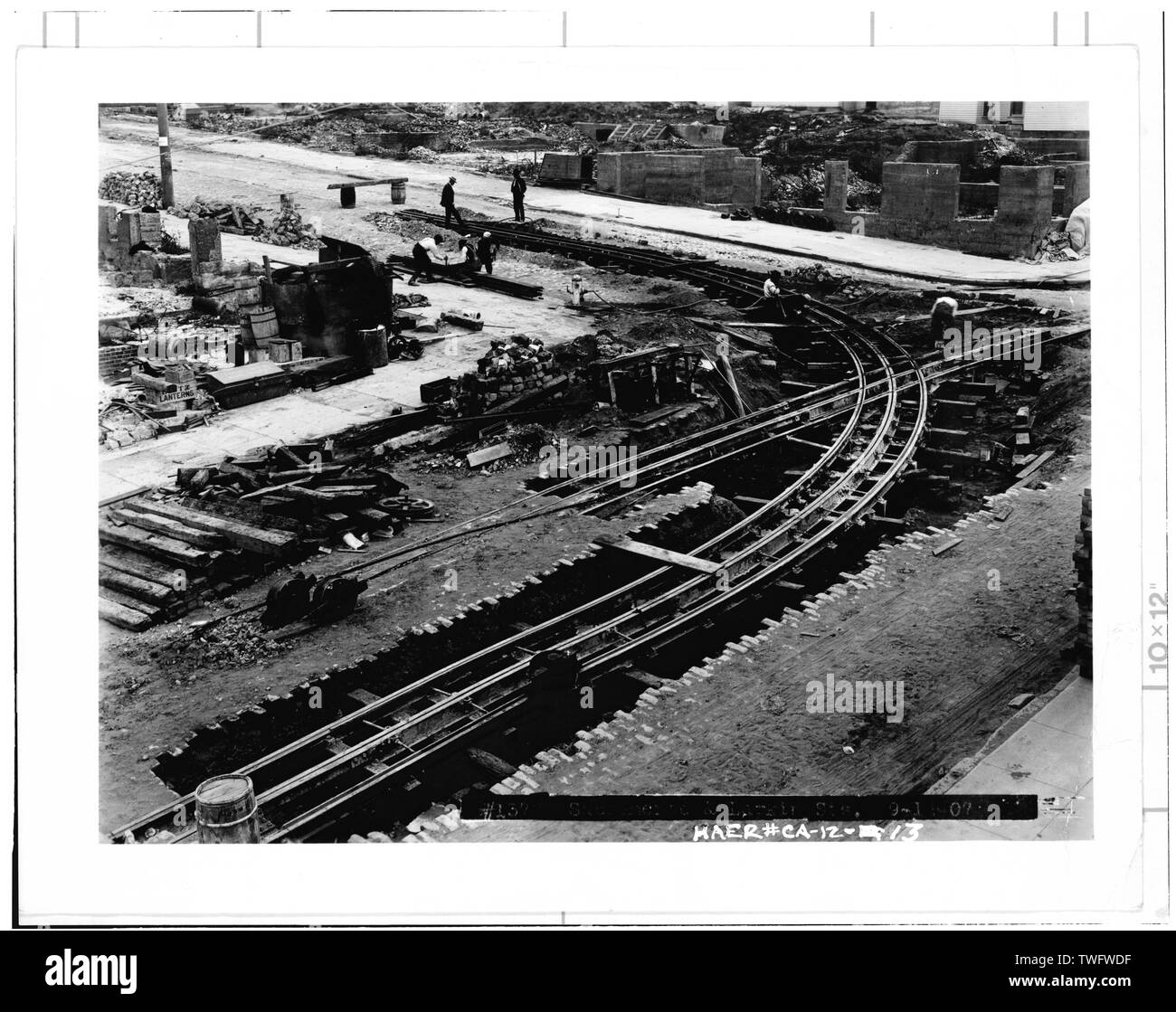 La RECONSTRUCTION DE LA COURBE DE TRACTION- Photocopie d'un septembre 1907 photographie montrant la reconstruction d'une courbe de traction à Sacramento et Larkin rues après le séisme et l'incendie. Les voies appartiennent à United Chemins de San Francisco. - San Francisco Cable Railway, Washington et Mason Rues, San Francisco, Comté de San Francisco, CA Banque D'Images